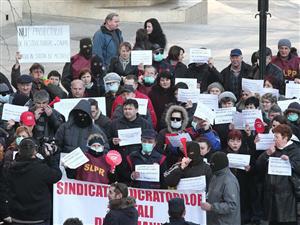 Protest cu cagulele pe faţă şi cu cuţitul la os