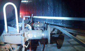 Tren, care transporta motorină, acroşat de un TIR