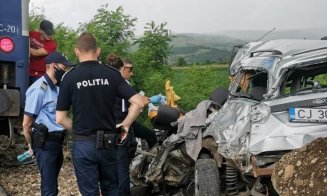 Mașină spulberată de tren în Cluj/ O persoană a murit