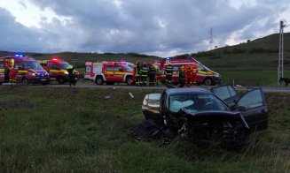 Accident pe Bulevardul Muncii. Pompierii intervin pentru a scoate victimele din mașină. Un bărbat și 3 tinere, transportați la spital