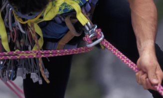 Alpinist rămas blocat pe fațada unei clădiri în Mărăști. Intervin pompierii