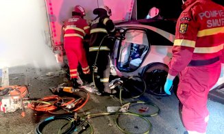 Doi tineri de 19 și 22 de ani au murit, iar altul e în comă după ce mașina în care se aflau s-a izbit de un TIR parcat pe şosea