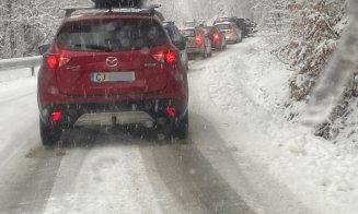Ninge puternic la munte. Bară la bară pe drumul spre Buscat