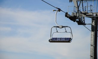 Incident pe o pârtie de schi! Copil de 7 ani, transportat la spital după ce a căzut din telescaun