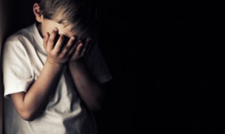 Revoltă la școala unde un elev ar fi fost VIOLAT de două ori. Părinții spun că se tem să își mai lase copiii la ore