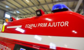 Accident între trei mașini provocat de un șofer din Cluj. Doi tineri răniți