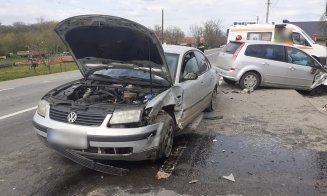 Accident între două mașini, în Cluj. Un tânăr a primit îngrijiri medicale
