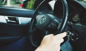 Au furat plăcuțele, au pus mâna pe o mașină și s-au plimbat fără permis: Doi tineri, arestați la Cluj