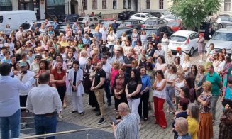 Protest spontan la ANAF Cluj. Angajații au ieșit din birouri în curtea instituției: "Ar trebui să strângem cureaua de sus în jos, nu de jos în sus"
